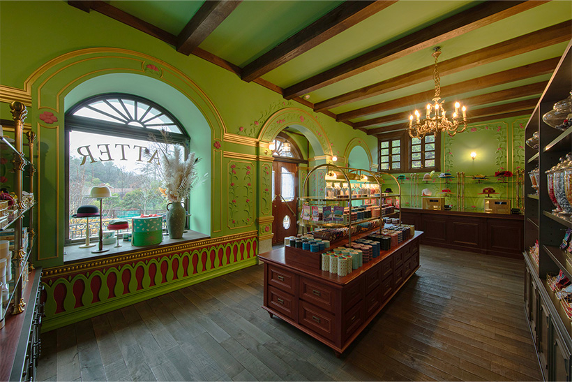 「Hatter Hat Shop」係售賣禮品的糖果店舖。