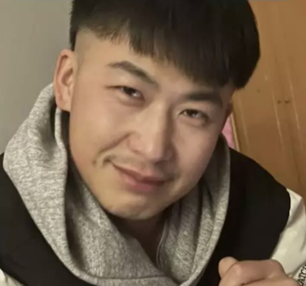 轉眼間變成了2023年皮膚暗沉、目光呆滯，甚至留有鬍渣的「滄桑大叔」