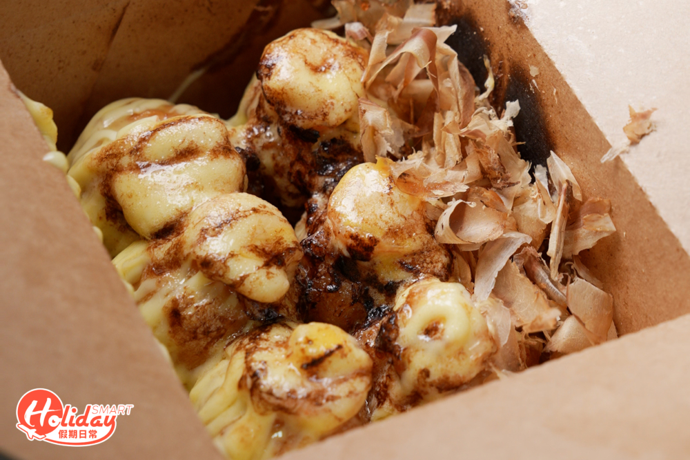 火炙系列必食至尊蝦章魚燒，表面放滿車打芝士加蝦，再用火槍微微炙燒，令芝士更香濃突出，配上彈牙蝦肉，口感層次豐富。