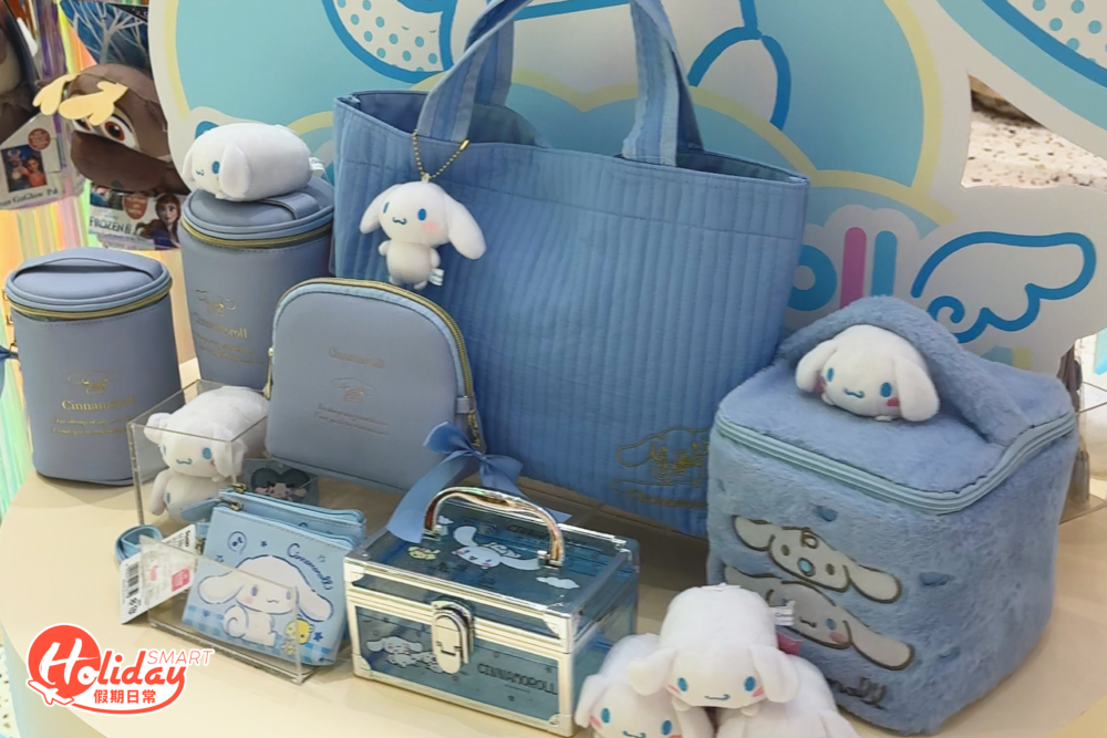 場內另推介藍紫包系列的精品，提供多款女生最愛的化妝袋、化妝盒和首飾盒等