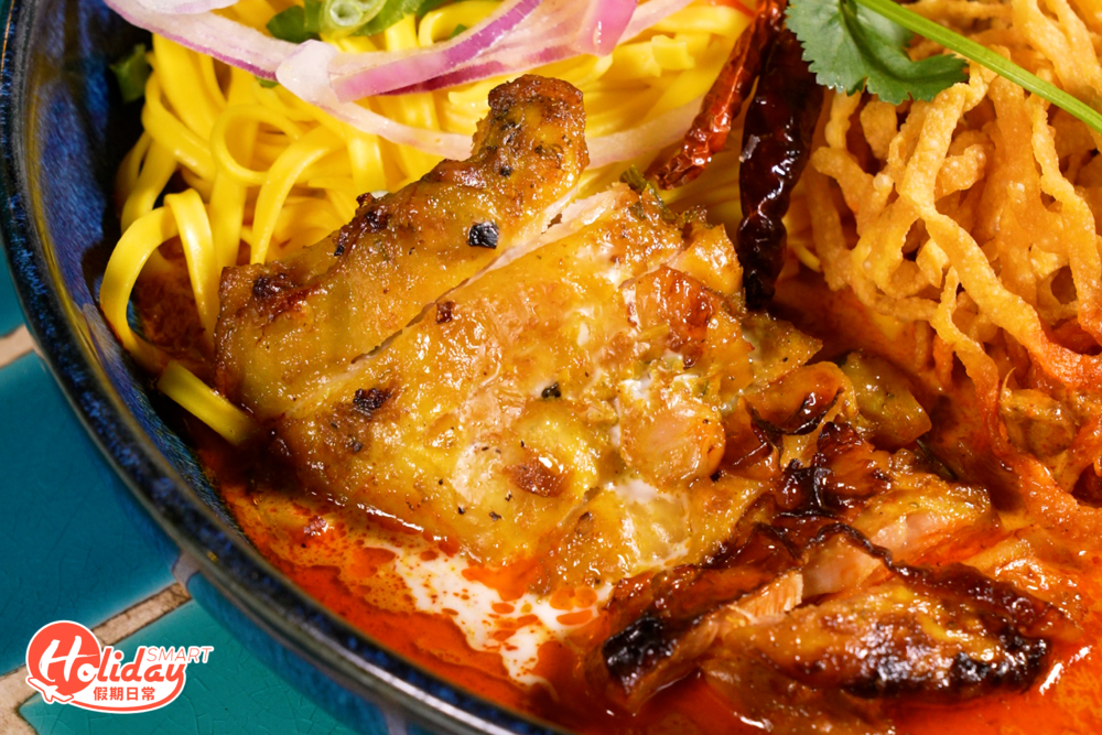 泰北咖喱金麵的雞排外皮煎得香脆。