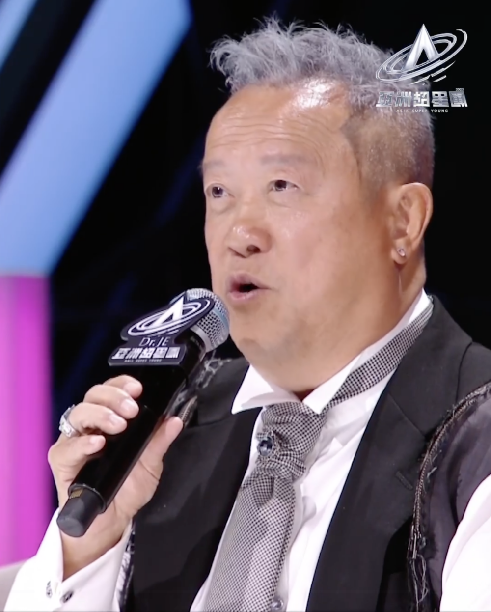 曾志偉指「Loong 9」分別代表係9人團同喺龍年出道