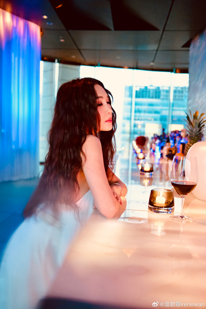 溫碧霞除了晒出和壽星合照外，也分享了一系列美照