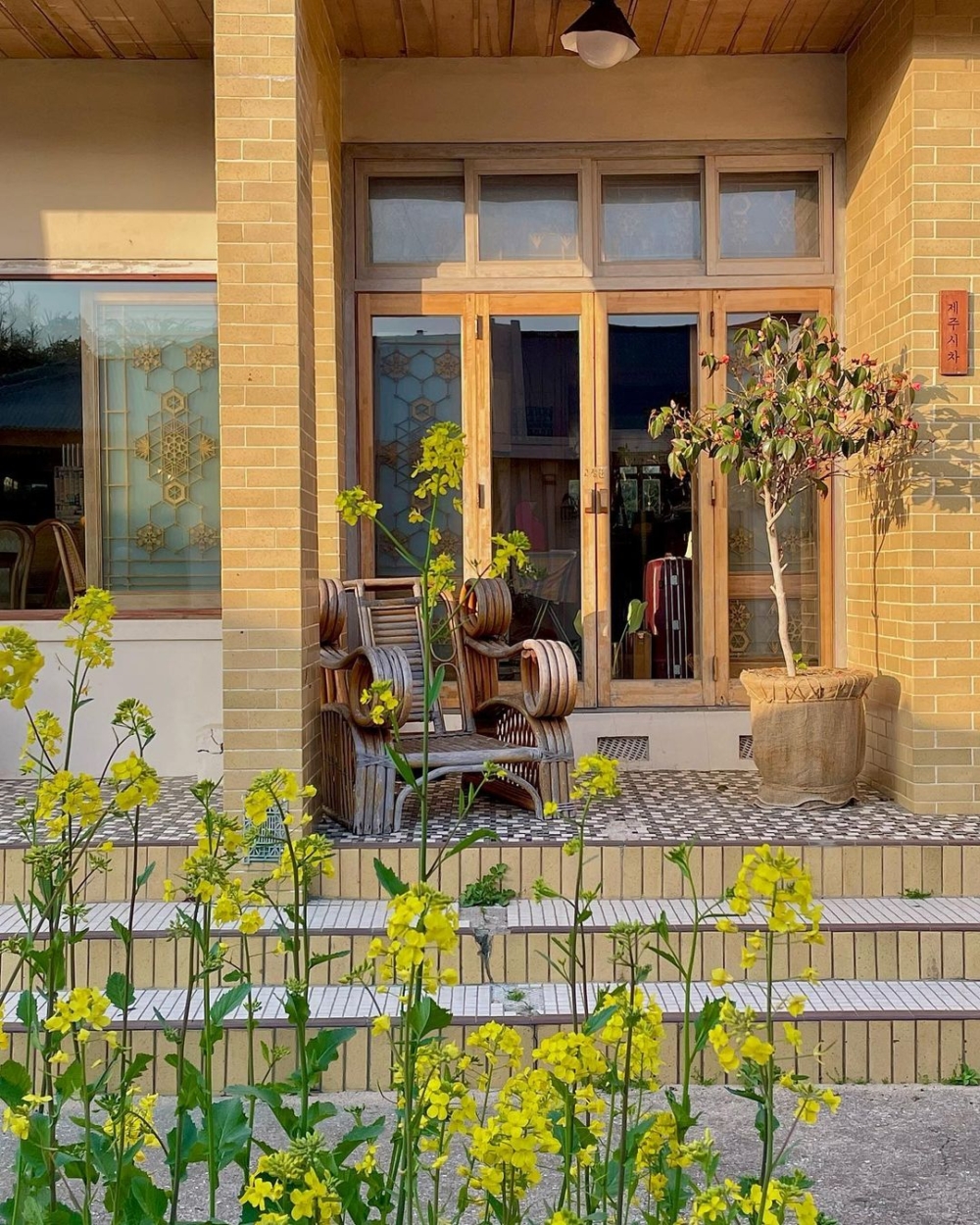 Cafe保留了老屋原有的樣貌，給人溫馨及懷舊的復古氛圍～