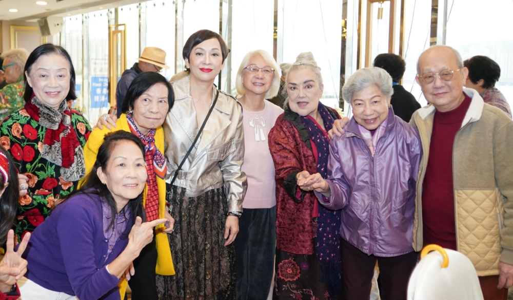 為了避免再次受傷,醫生囑咐她不可以跌倒,所以她每次出門都有一位姐姐陪同