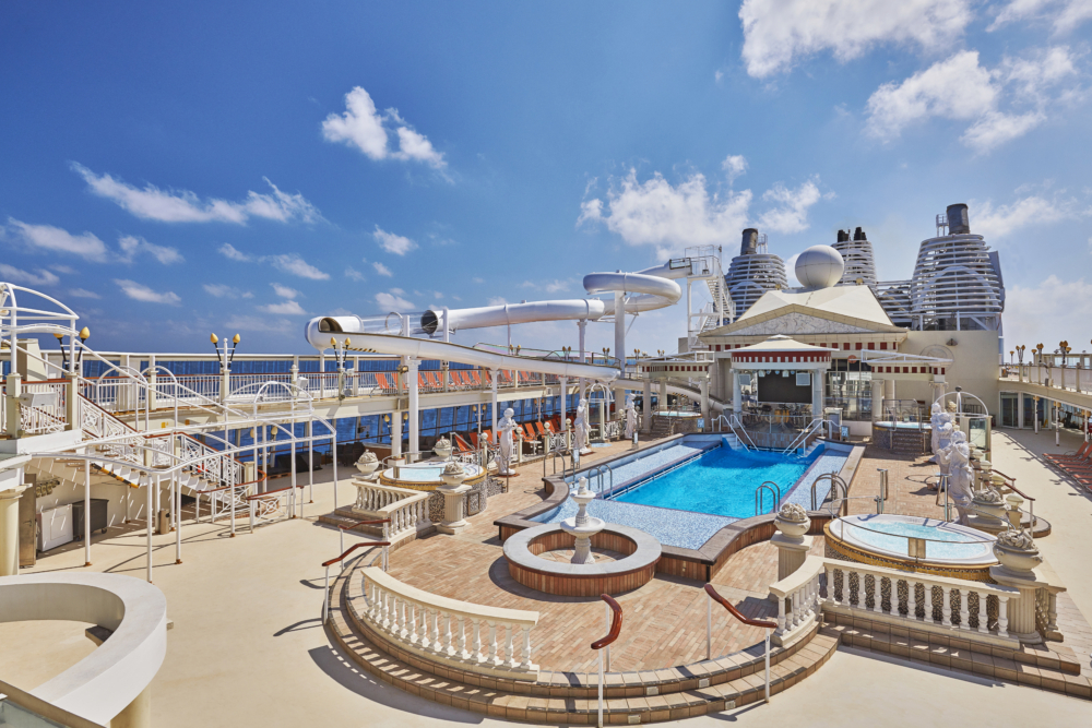 在羅馬泳池享受按摩池和Live Band表演。