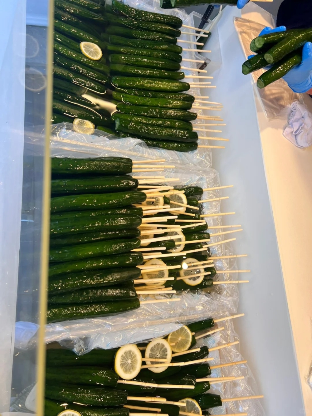 網友到日本京都遊玩時，購買了一樣當地特產食物「鹽漬小黃瓜」