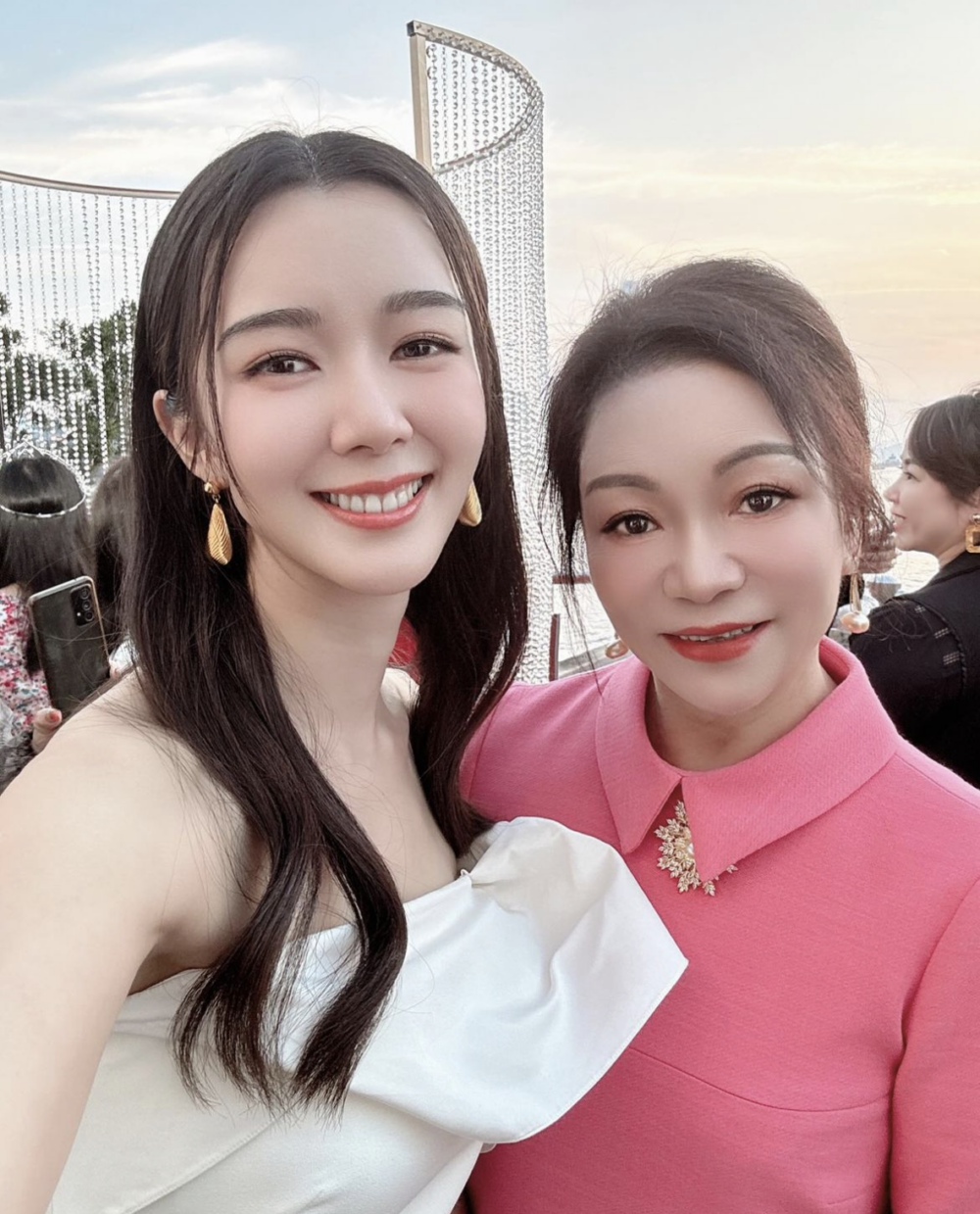 林作媽媽大方接受訪問，佢坦言當初麥明詩邀請佢時有問佢怕唔怕會尷尬，林作媽媽指唔會