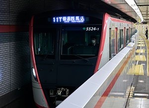 東京都交通局最近在大江戶線都廳前站推出了一項令人驚喜的新措施