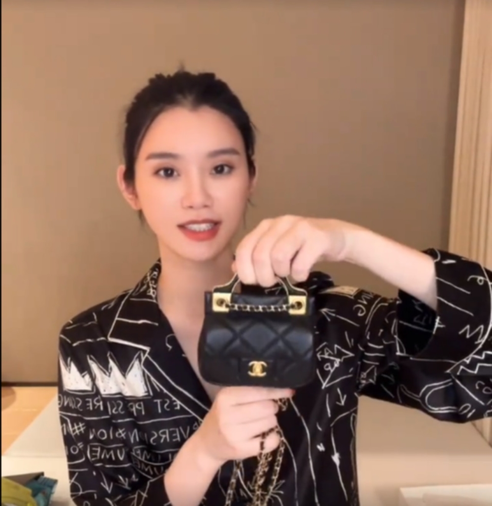 而其實奚夢瑤之前亦曾拍片大曬迷你名牌手袋珍藏