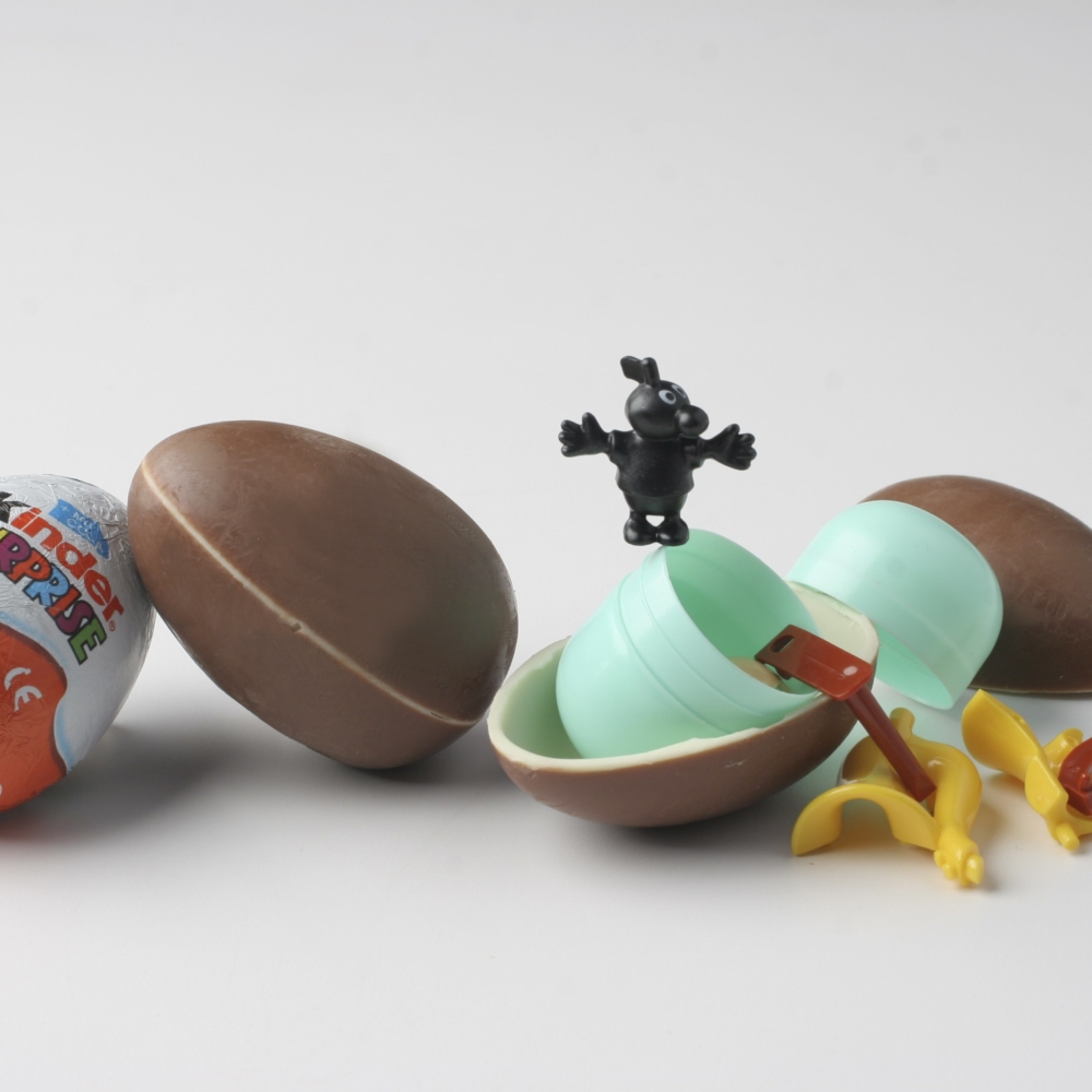 藏在出奇蛋內的玩具被認定是非營養物質，因此攜帶入境也屬違法。