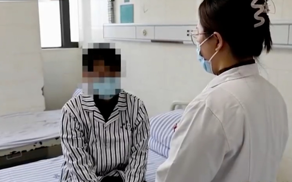 江蘇一位今年20歲的大二生小劉自2月起精神狀態便開始出現問題,總認為自己是全校最帥的男生