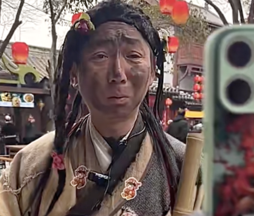 近日在內地河南的清明上河園景區，有一位乞丐引起網民關注