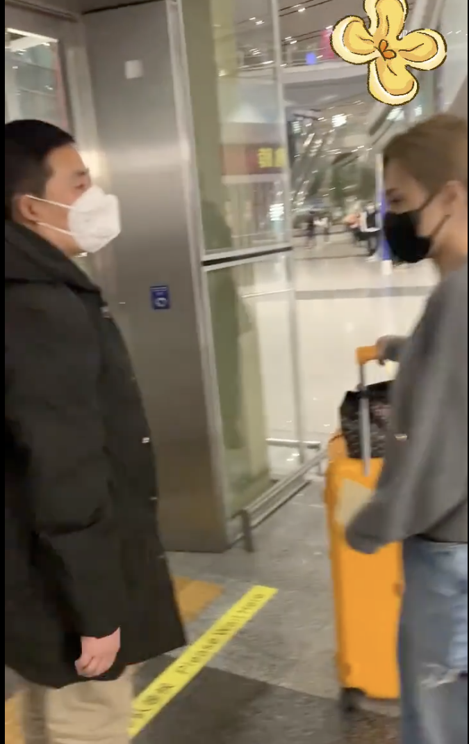 怎料期間竟突然有名中年男子走近阿嬌