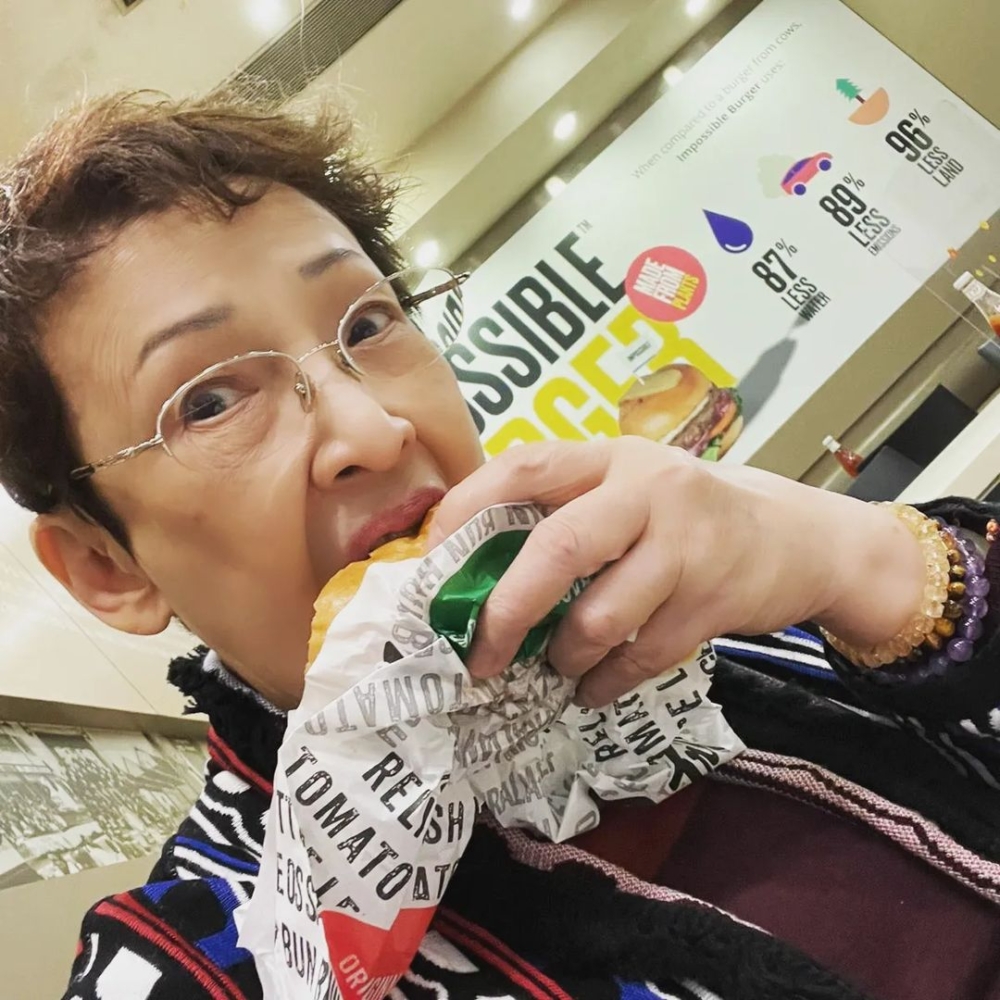 波姐透露自己其實在過年前已經約滿，而TVB在她約滿後「不作挽留，但亦沒有捨棄」