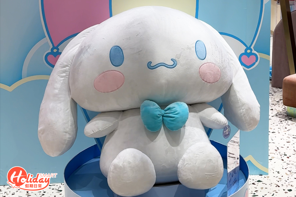 限定店位於Sanrio陳列架附近，最吸睛的是圓拱亭下1米高的玉桂狗公仔，軟綿綿的樣子加上微胖的身形，讓人忍不住與它打多幾張卡！