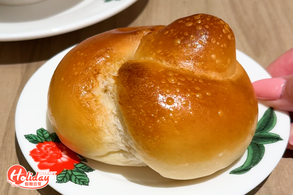 甜餐包外皮稍微薄脆。