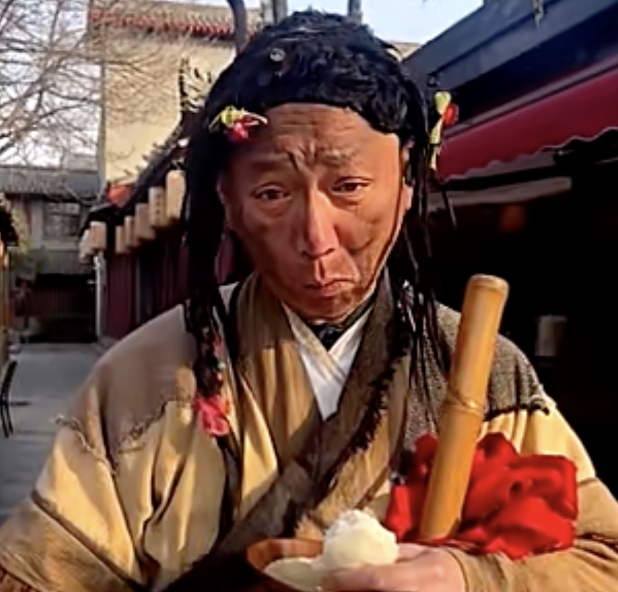 因為有不少遊客送贈食物，令他體重增加