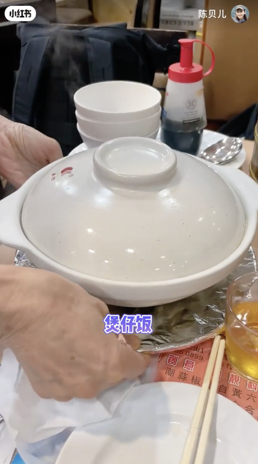 不過從影片中可見,與煲仔飯同上的還有一支豉油