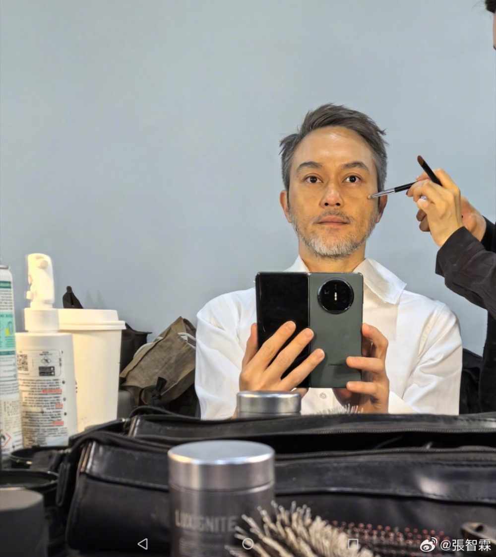 其實Chilam是為了拍戲才把頭髮染白