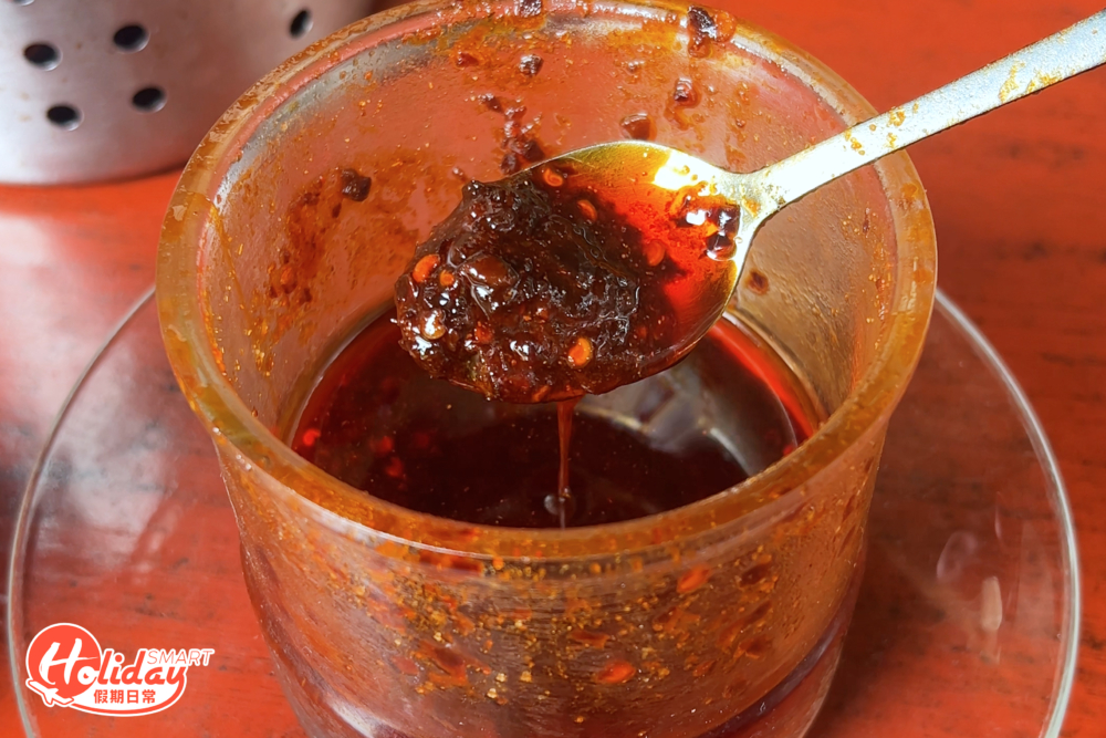 未夠喉的話更可加入店家自製勁辣醬，一匙羹已經令記者辣到流眼水。