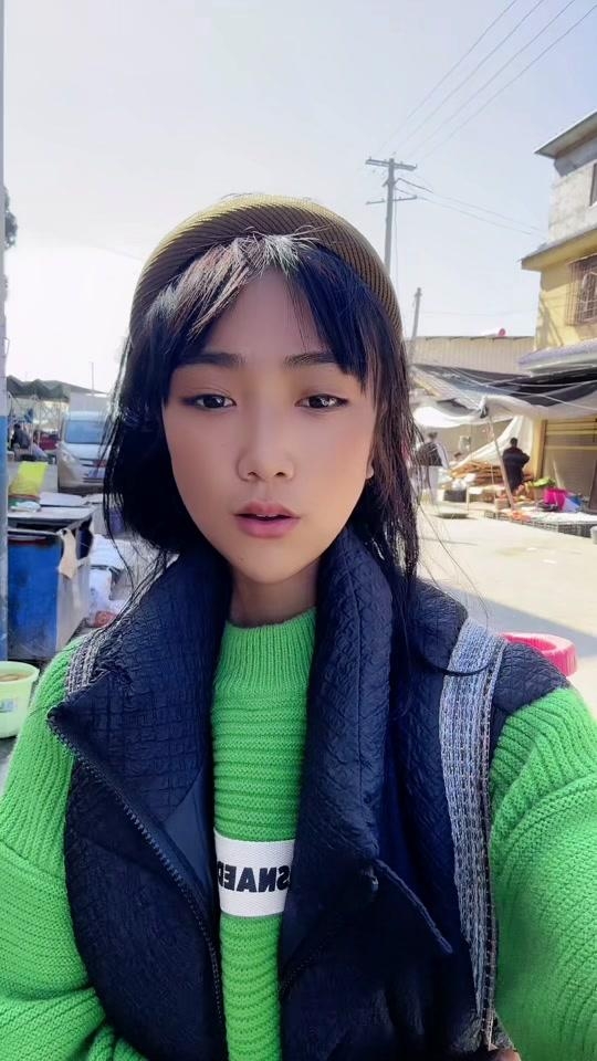 事實上,涼山孟陽本人平時生活中不僅不貧困,還喜歡在高檔場所戴名錶穿名貴衣服。