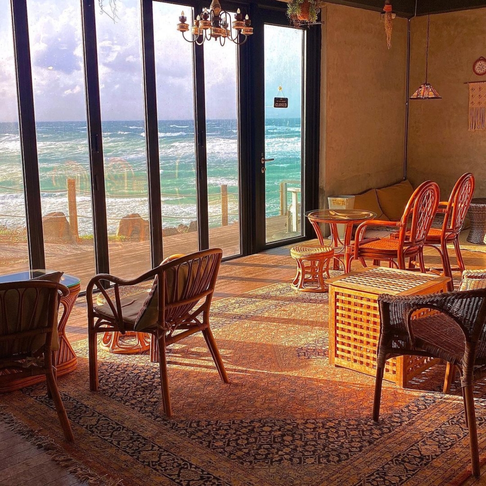 以涯月海景及融入濟州島特色的梳乎厘著稱的Tribe Cafe～