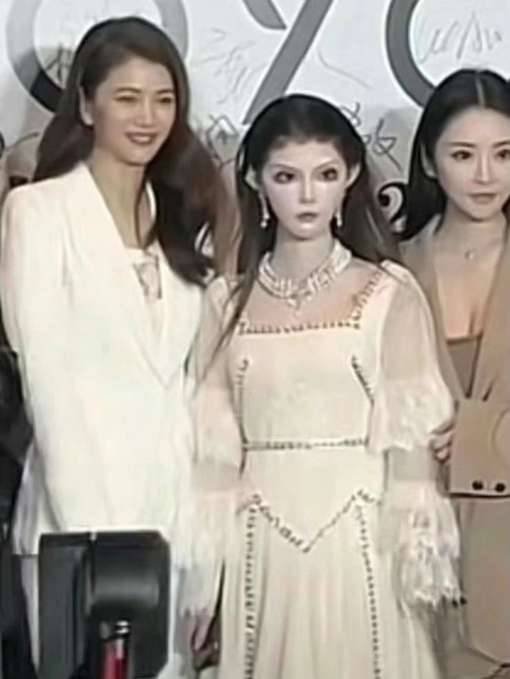 近日影后袁詠儀(靚靚)出席內地活動,佢身邊一位內地網紅真樣嚇親網民