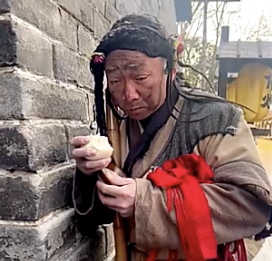 有些遊客甚至誤以為他是真正的乞丐，會帶來水果和糖果等食物給他