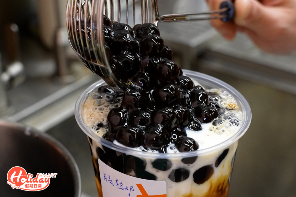 珍珠每日新鮮以黑糖熬煮，口感超煙韌。