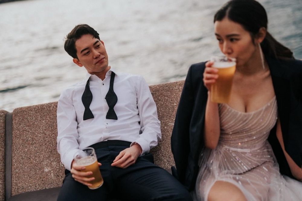 新郎深情注視新娘子