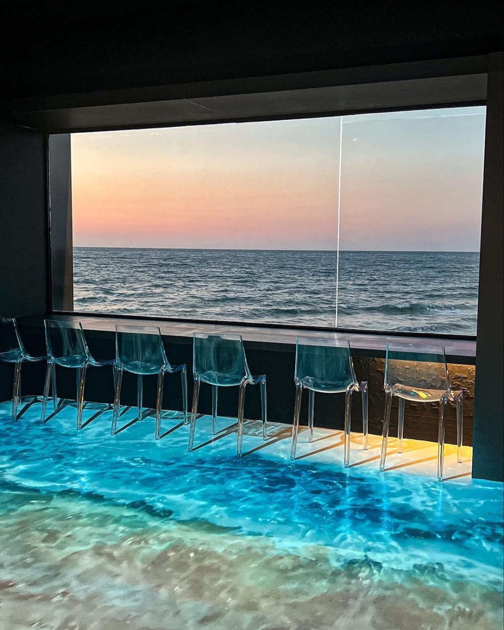 Hugely Jeju最大亮點是2樓地板設有絕美的海浪投影～