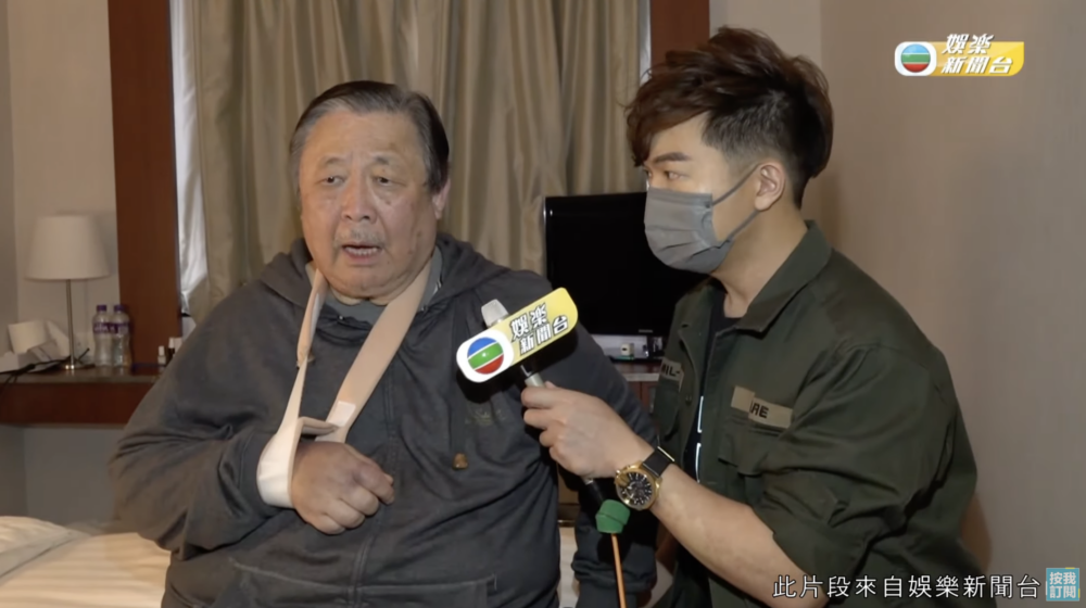 最近76歲秦煌,在酒店房間跌倒無法站起來