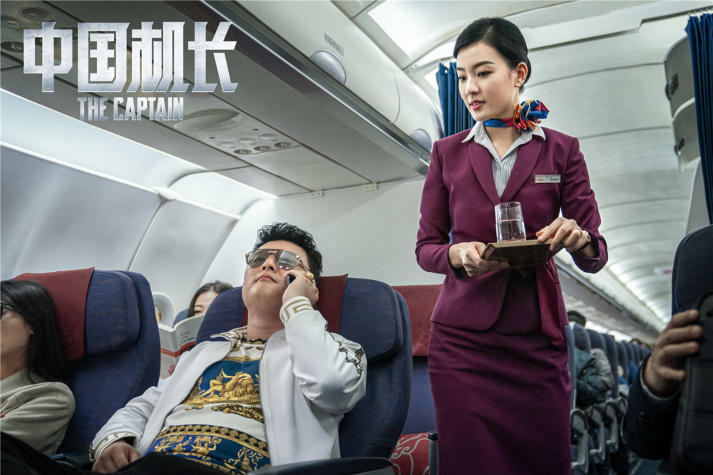 空姐指有些乘客喜歡蜷縮在位子上，並將雙腳彎曲抵在前座椅背上