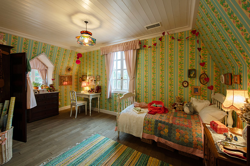 二樓係琪琪的睡房及其爸爸研究魔女的書房。