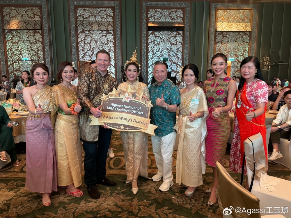 張利華（右二）近日出席公司活動