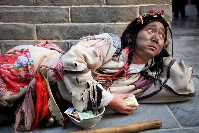 他決定嘗試加入清明上河園景區演員隊伍。沒想到，他很快就愛上了這份工作，從此成為一名乞丐演員。