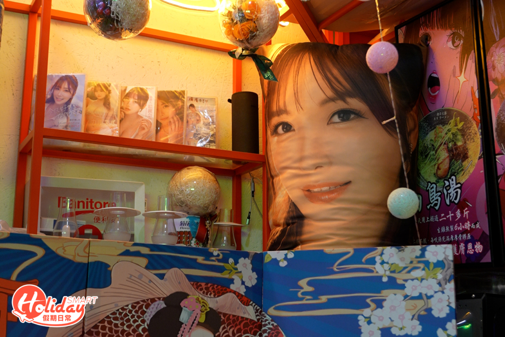 店內亦有不少得意佈置,還有女優攬枕陪食。