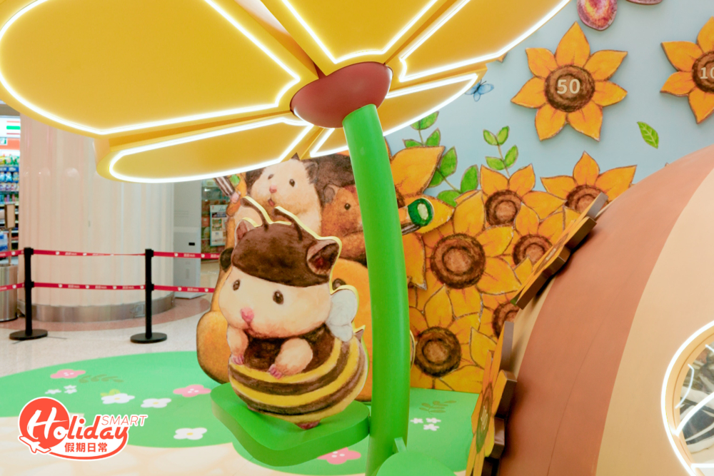 離開家裏，助六在外面扮演小蜜蜂，在花朵下躱避日曬。