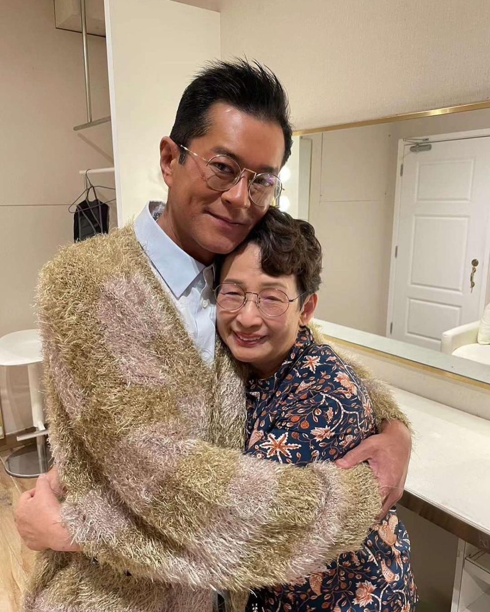 波姐表示收入減少令生活受管束，寧願和平分開，可以在外面自由發展