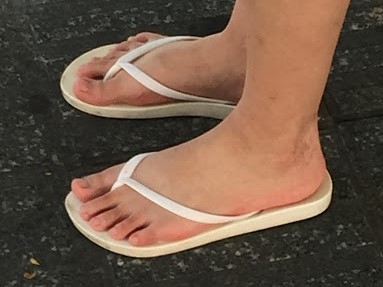 當地人重視和平與安靜，所以穿上會在地上「撻撻聲」的人字拖鞋是違規的