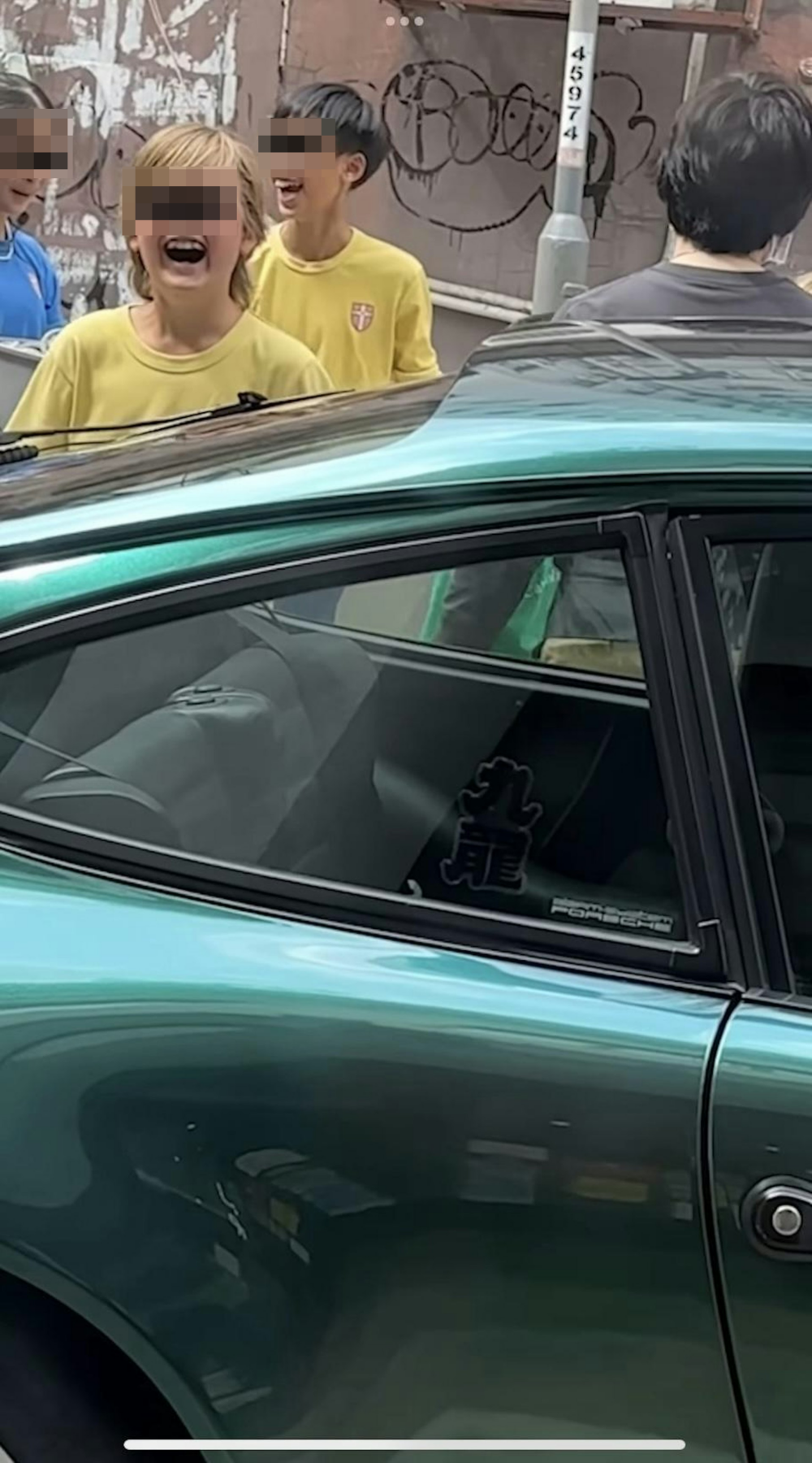 Tyson愛車因車身的「F**k You」字眼意外引來一班小學生圍觀