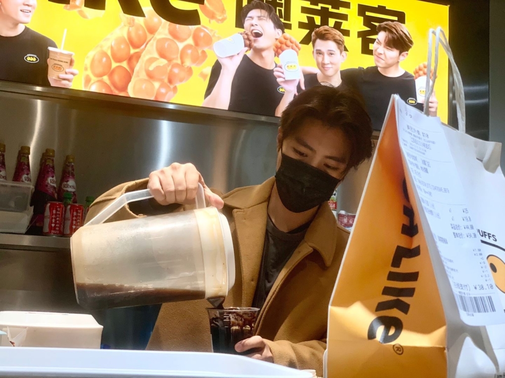 為咗生意張景淳亦不時北上工作,好多內地網民都曾捕獲佢擺攤。