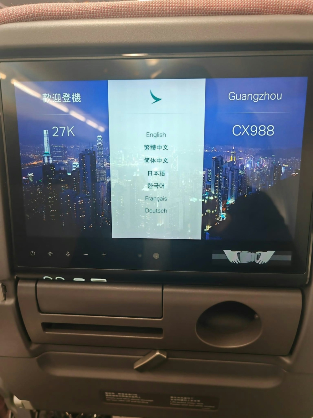 表示雖然高鐵座位較飛機闊落，但是旅途中有私人娛樂