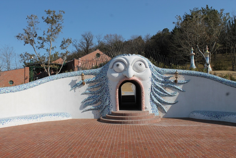 入口處驚現張大口的魔女!