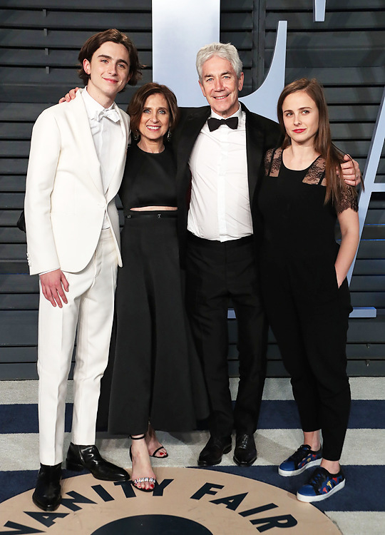 Timothée Chalamet是一名美法混血兒，爸爸是法國人、媽媽是擁有俄羅斯猶太及奧地利猶太血統的美國人。