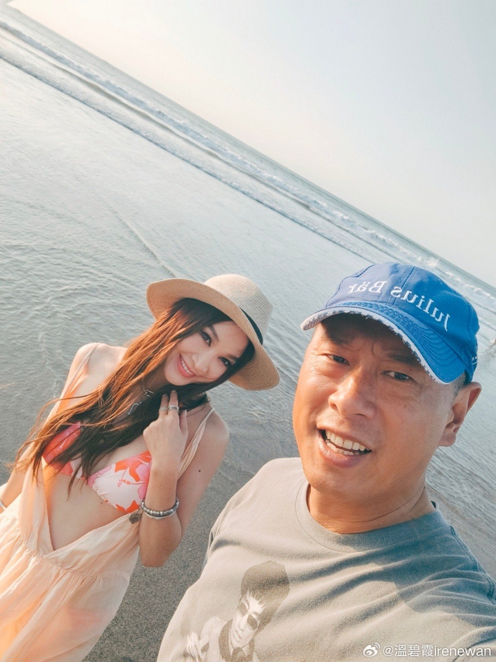 溫碧霞分享與老公合照