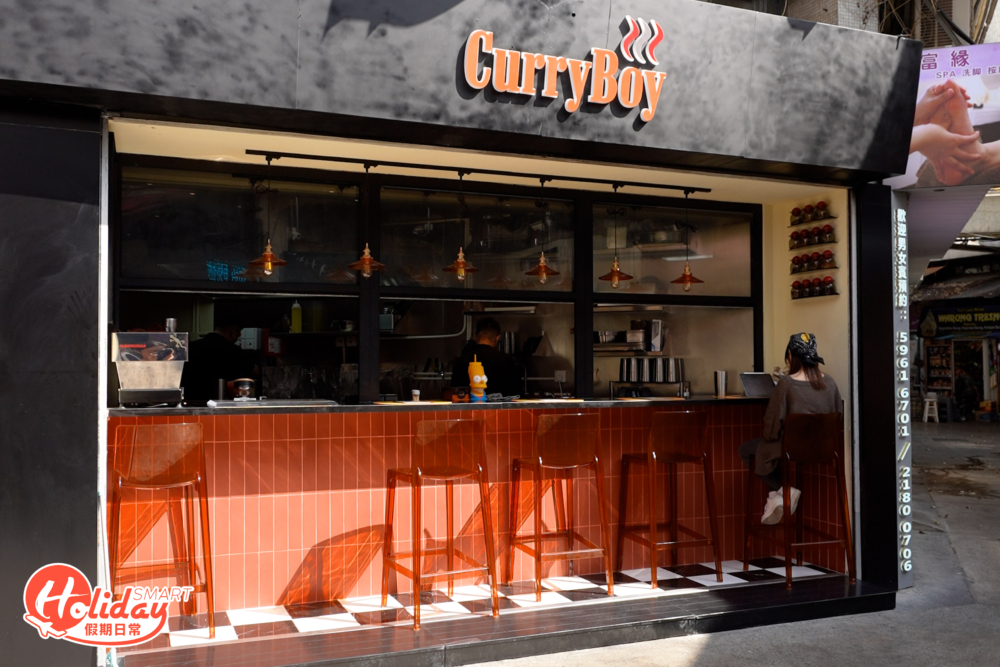 大圍最近有間新開咖喱專門店，店舖有別於咖喱店想像中的設計，走型格橙黑系路線。