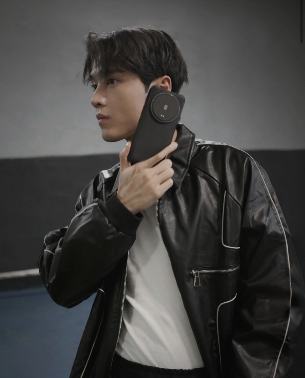 其中一張相丁子朗拎住部手機,食指十分細長,似乎唔合乎比例