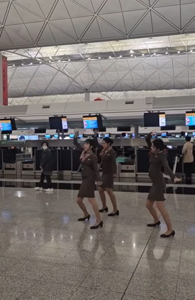 片中可見有3位韓亞航空的空姐於香港機場離境大堂櫃位前伴隨強勁的歌曲節拍熱舞